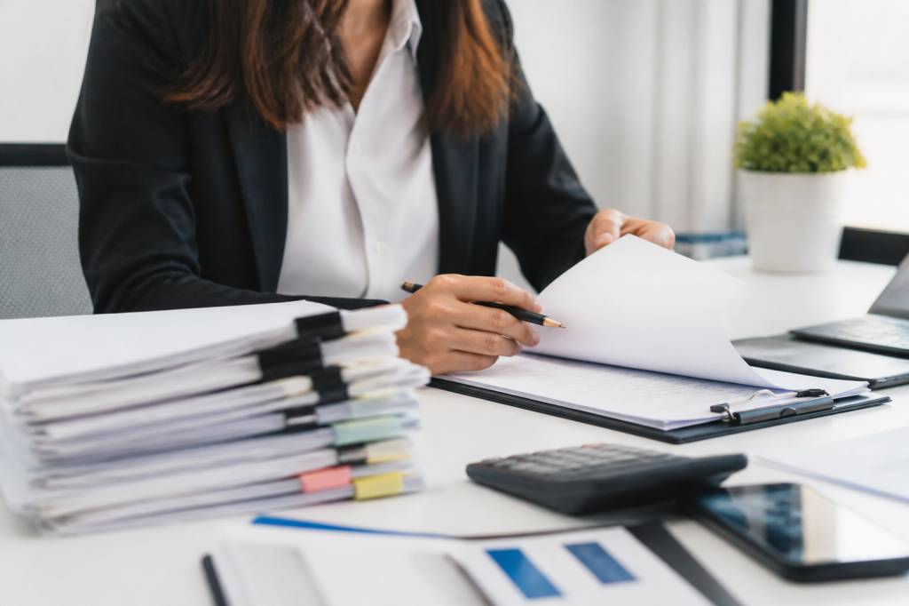 Greff tribunal de commerce : démarches, tarifs et délais à connaître